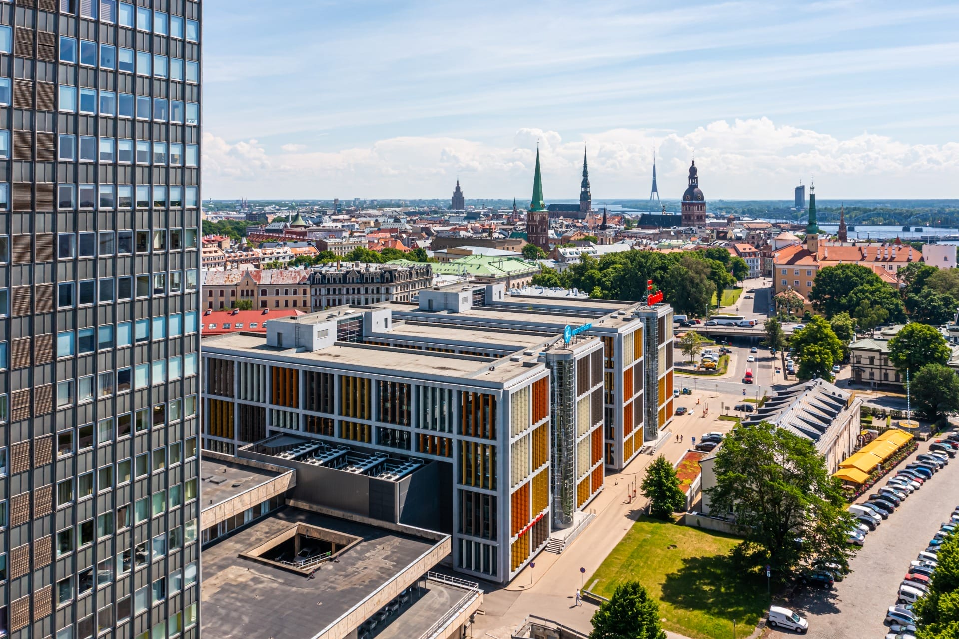 Lielie biroji Citadeles ēkā centrā