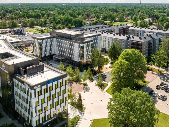 Buissness Garden biroji kreisajā krastā mārupē