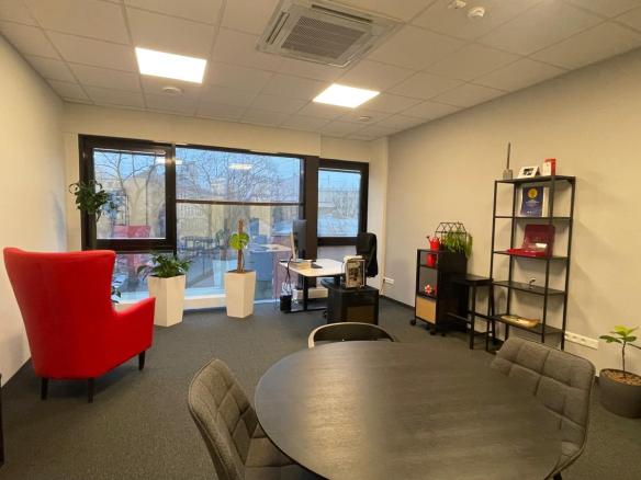 Plašs birojs Rīgā